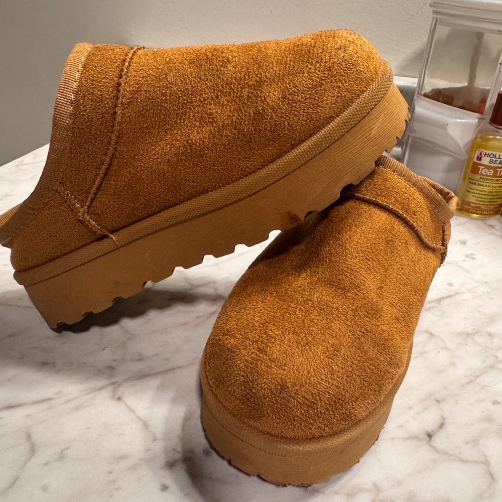 SHEIN Kids Slippers in Warm Tan